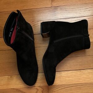 Pas de Rouge Black Heeled suede Boots